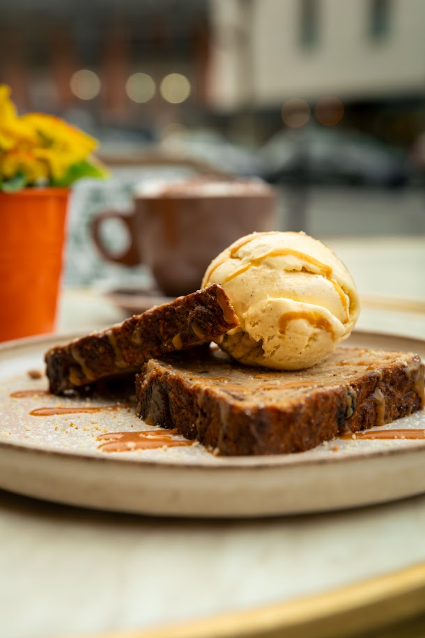 Pain perdu servi avec une boule de glace au restaurant Au Levant.